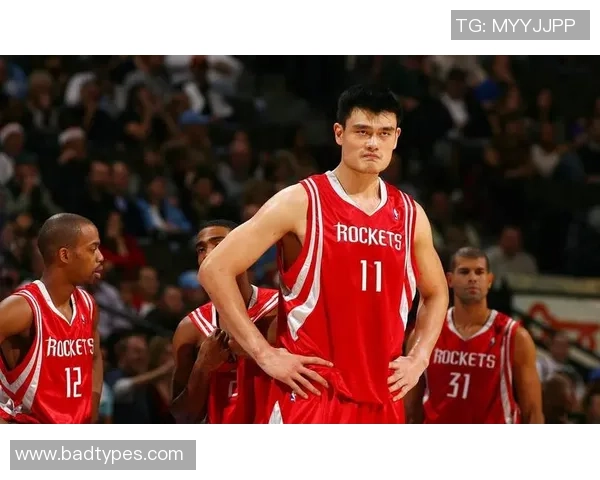 姚明在篮球场上的精彩进攻瞬间展现了他的力量与技巧的完美结合