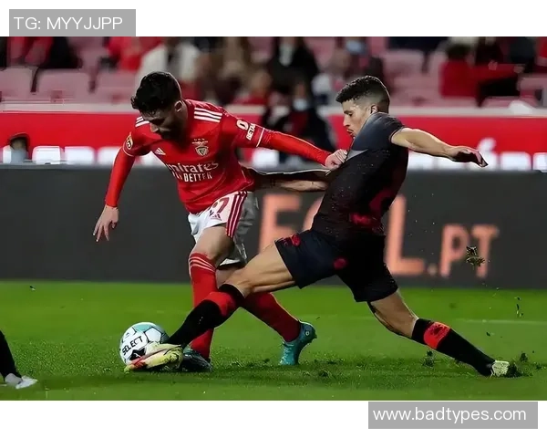 欧冠激战本菲卡与曼联战成平局乌龙球引发全场热议与转会传闻