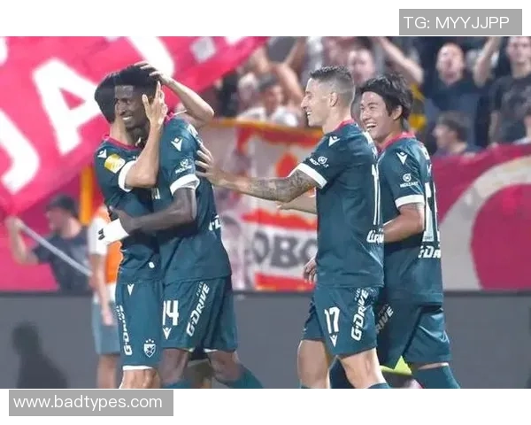 欧冠焦点战波尔图与里昂互交白卷乌龙球瞬间引发全场热议