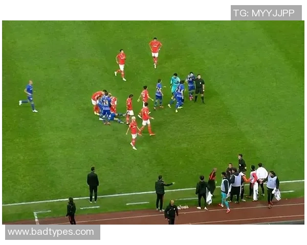 友谊赛平局收官里昂与巴黎圣日耳曼争议判罚引发全场热议 友谊赛平局收官里昂与巴黎圣日耳曼争议判罚引发全场热议