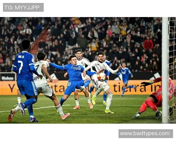 德甲经典对决尤文图斯与皇马激战成平局冷门瞬间引发全场沸腾 德甲经典对决尤文图斯与皇马激战成平局冷门瞬间引发全场沸腾